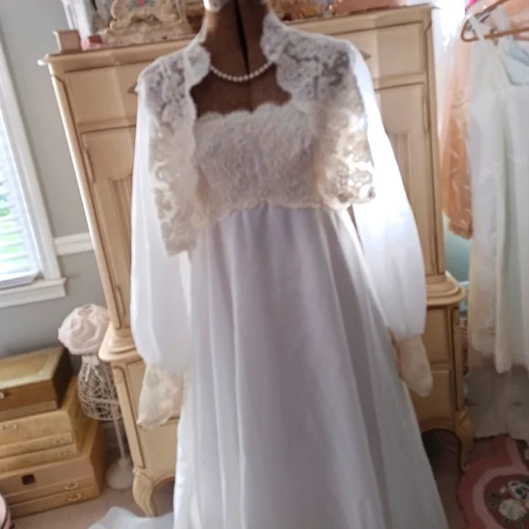 GORGEOUS 1990S "BIANCHI" CRISP WHITE CHIFFON WEDDING GOWN W/ LACE JACKET & VEIL! - Picture 3 of 16